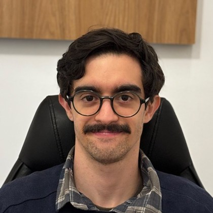 Frederico Duprat, psicólogo, na sala onde atende em Joinville